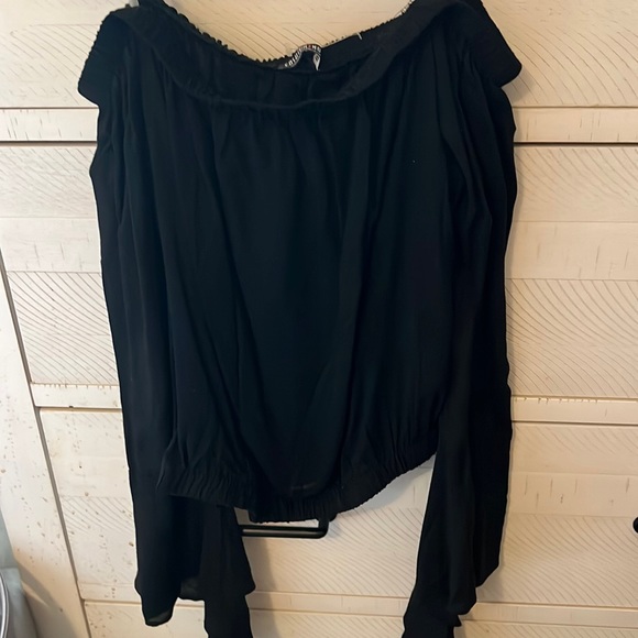 Off the shoulder Black top with ruffled sleeve - Picture 1 of 2
